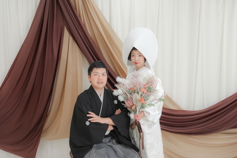 白無垢は結婚式の伝統的なかつら高島田と綿帽子