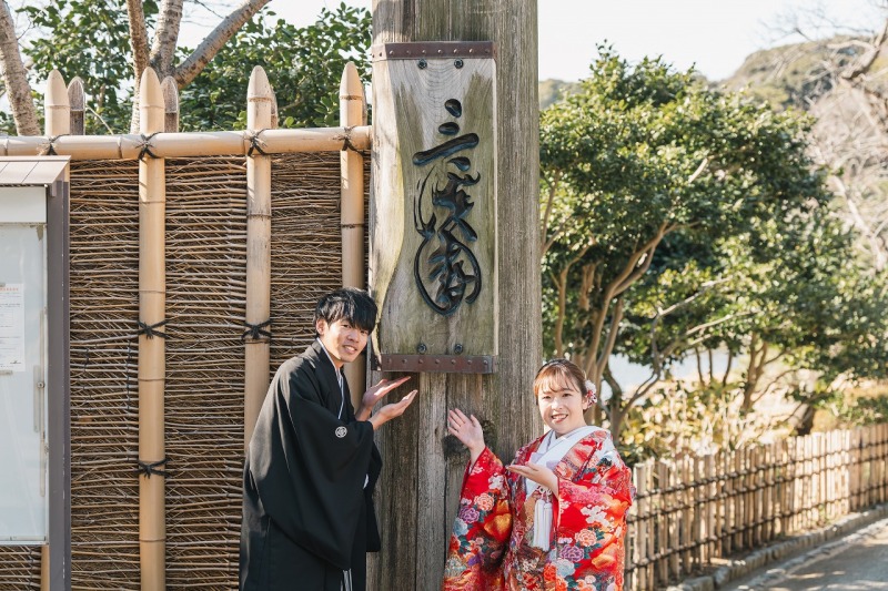 看板と一緒に