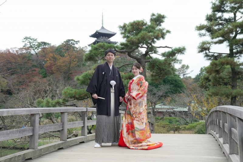 庭園をバックに