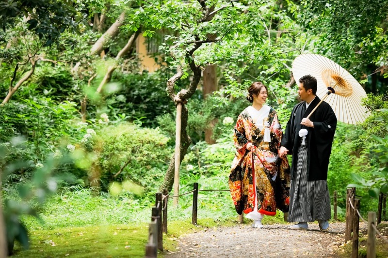 手をつないで散歩