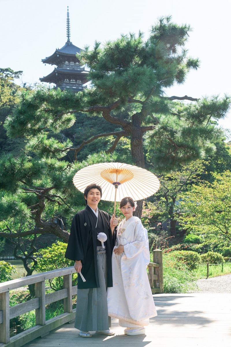 三重塔をバックに