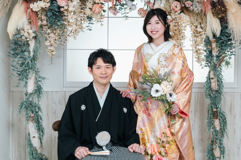 お花の前で座って一枚