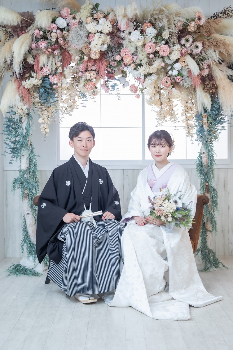 ドライフラワーの前で