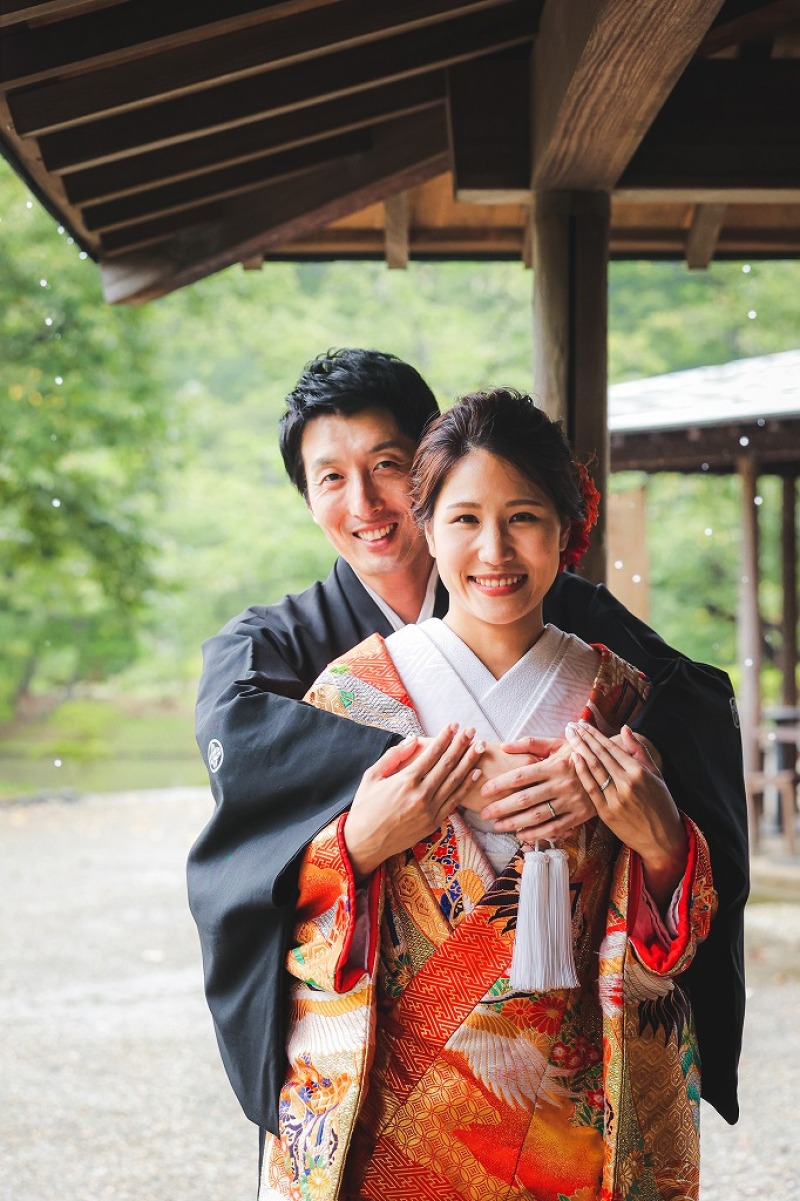 うしろからハグ