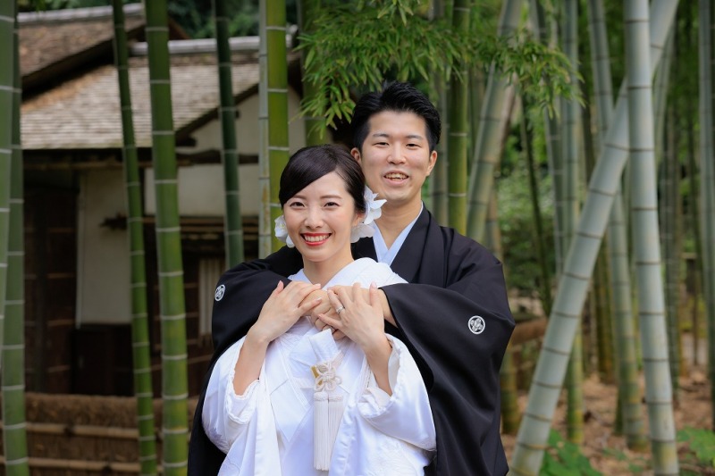 竹林を背に