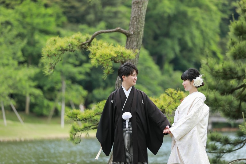 お二人手をつないで