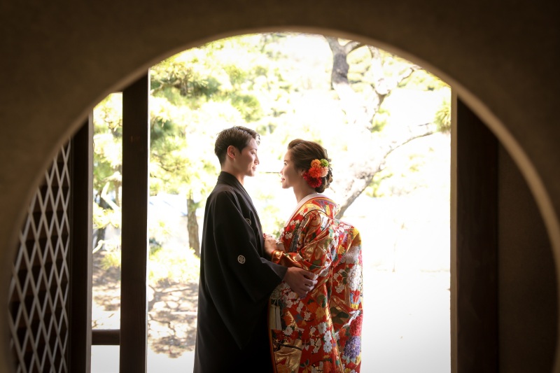 丸窓で雰囲気のあるカット！！