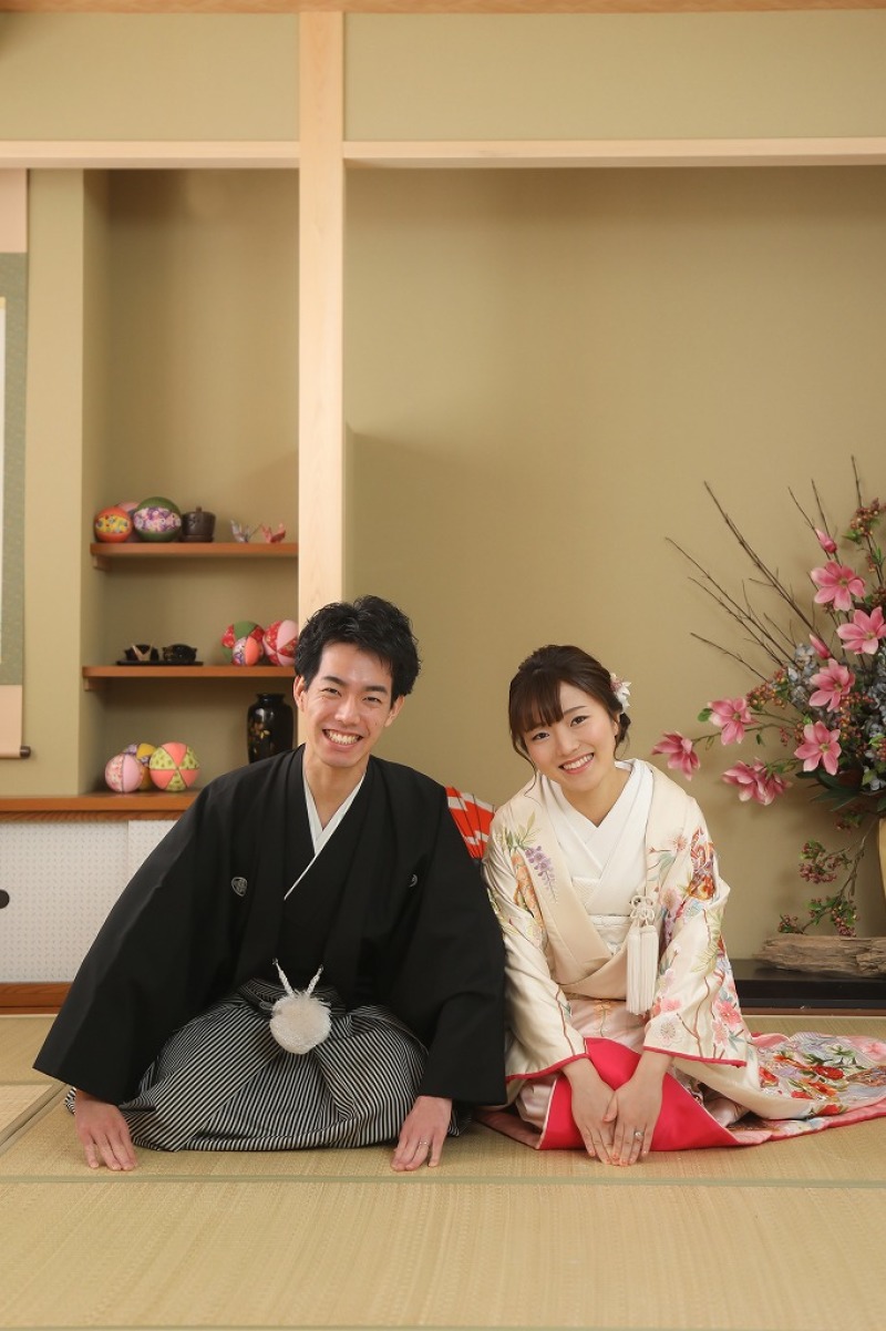 正座でニコッと