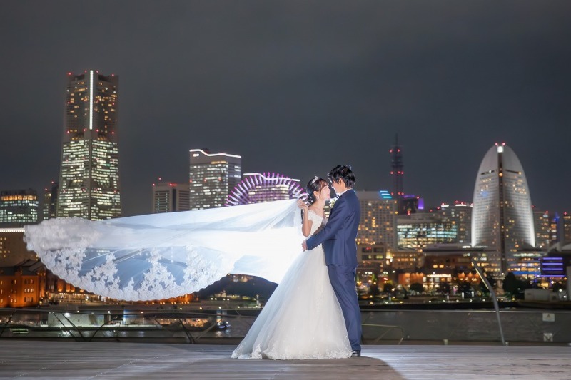 ベールをたなびかせ