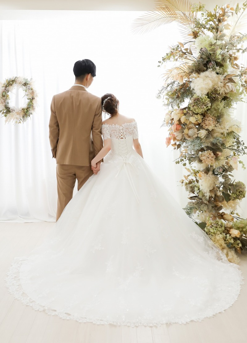 幸せそうな二人の後ろ姿