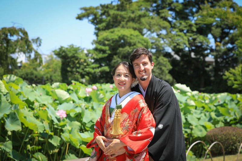 三渓園の季節の風景　蓮の花の前でのショットです