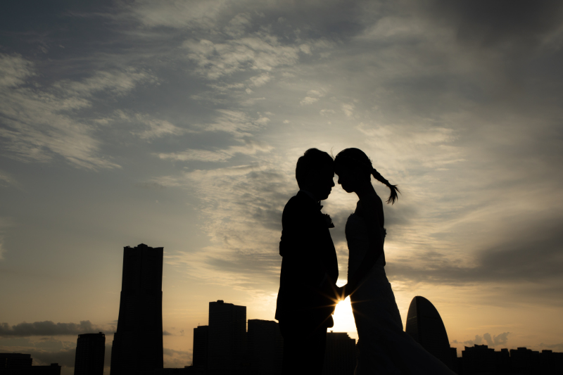 夕焼けの中シルエット撮影