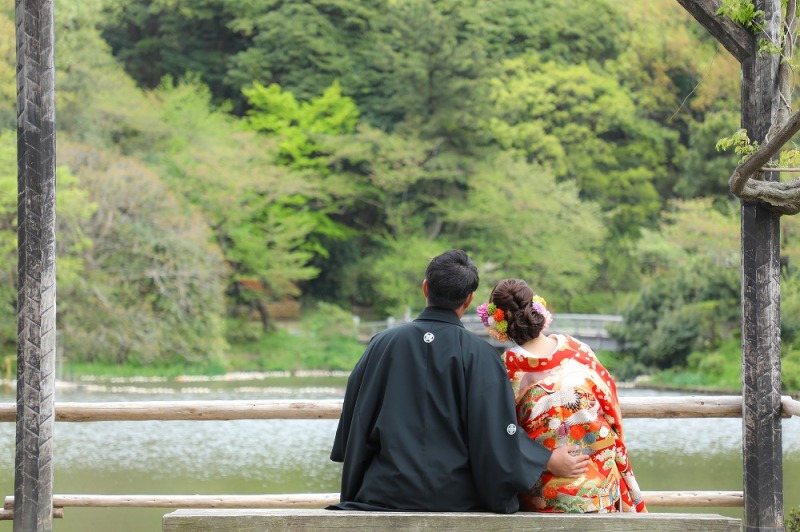 ベンチで寄り添い