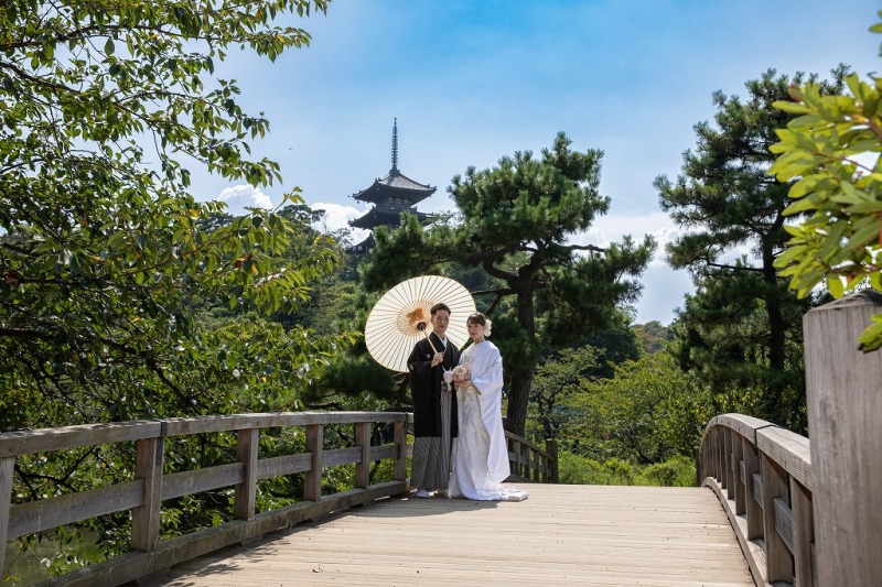 三重塔を背景にして