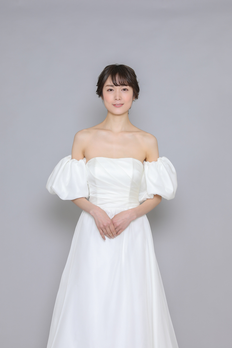 今流行りのオフショルダータイプ