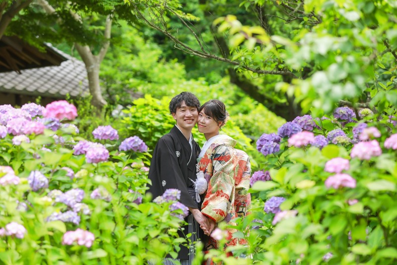 季節の花々や緑に囲まれた庭園での撮影