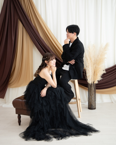 時にはしっかりポーズを決めておしゃれに撮影！持ち込みカラードレスです日々ネットやSNSを通じてポージングや技術を勉強しているのでお二人に合ったおしゃれポーズをスムーズに提案出来てよかったです！
