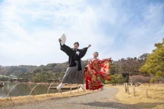 楽しく全力大ジャンプ！！全体的な撮影イメージが元気で楽しい雰囲気お二人でしたので三渓園の撮影終盤にジャンプをご提案させて頂きましたお二人に快諾して頂きジャンプして頂きました表情も100点！！