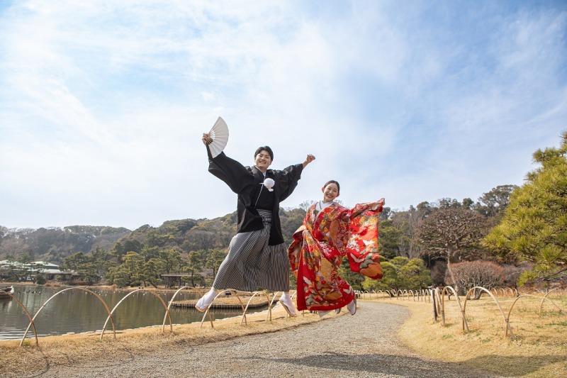 楽しく全力大ジャンプ！！全体的な撮影イメージが元気で楽しい雰囲気お二人でしたので三渓園の撮影終盤にジャンプをご提案させて頂きましたお二人に快諾して頂きジャンプして頂きました表情も100点！！