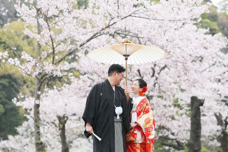 三渓園撮影の桜の時季は本当にテンション爆上がりですね！！いつ満開になるか正確にはわからない中で、桜が満開で雨も降らず撮影できるなんて考えただけでもわくわくします。桜撮影を楽しんでいる本物の表情ですよね