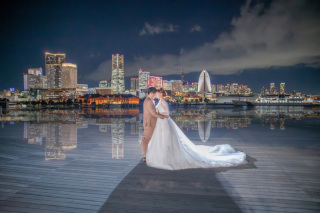 夜には美しい夜景が広がる素敵なスポットです。ここでのナイトウェディング撮影は、幻想的な雰囲気を演出し、特別な思い出を残すのに最適です。夜の港町の景色がロマンチックな背景となり、新郎新婦を引き立てます。