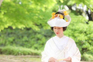 日本の女性の伝統的な結婚式の姿である白無垢にかつら高島田。角隠しを付けた姿ですが、美容師さんの着付けやかつら・角隠しを装着する技術にもいつも感動します。伝統的なスタイルもしっかり撮り続けていきたいです