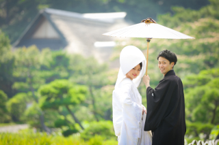 三渓園は四季折々の自然美を楽しむことができる日本庭園です。特に夏場は、鮮やかな新緑が園内を彩り、訪れる人々を魅了します。木々の葉が生い茂り、太陽の光を浴びてきらめく姿は、まさに自然の芸術作品です。