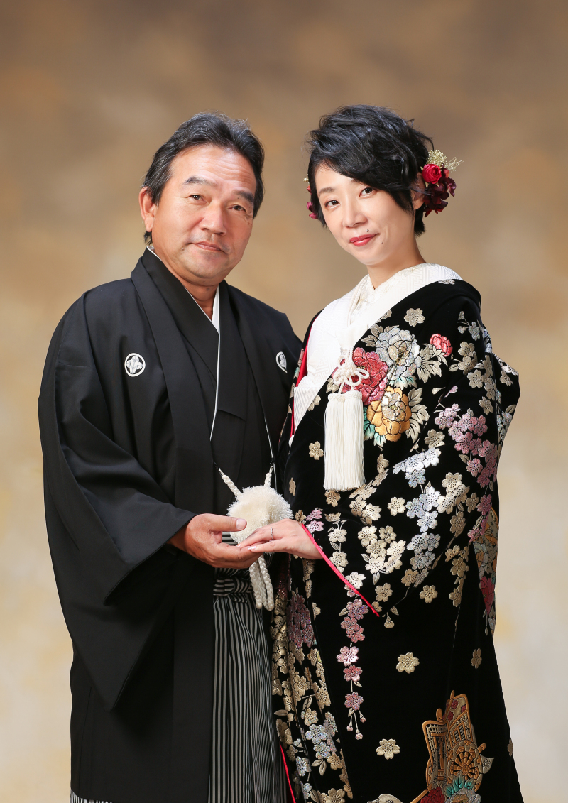 お二人手を取り合って…