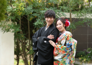 和装と洋装で二人の結婚写真