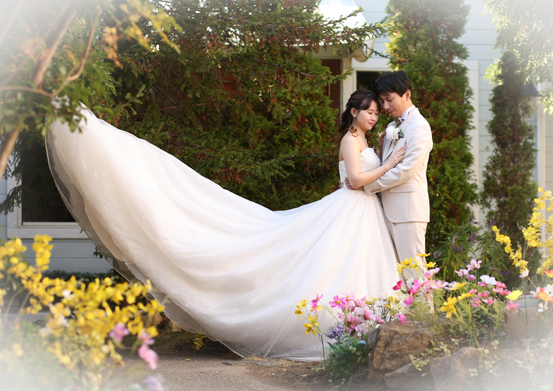 アンティーク写真館撮影 白いドレスの花嫁 フォトグラフィ ブルー背景 バインダー 総レースハイネックAライン | デコルテフォトグラフィー | 前