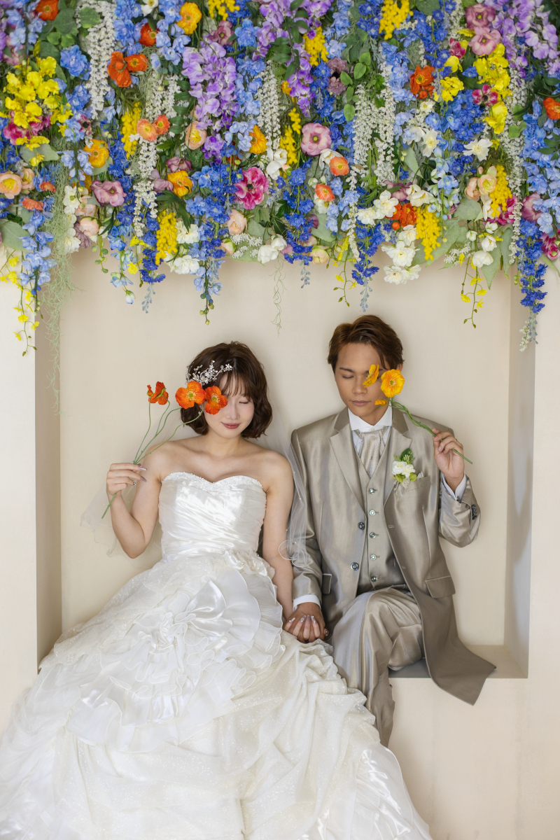 目元を隠して…