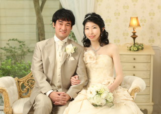 ウエディングドレスで結婚写真