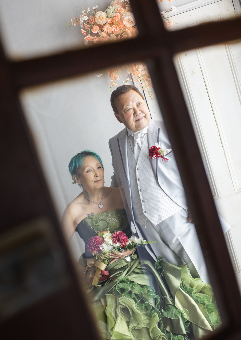 目線を外して…