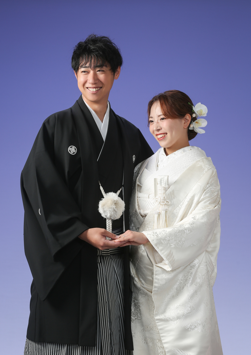 お2人手を取り合って