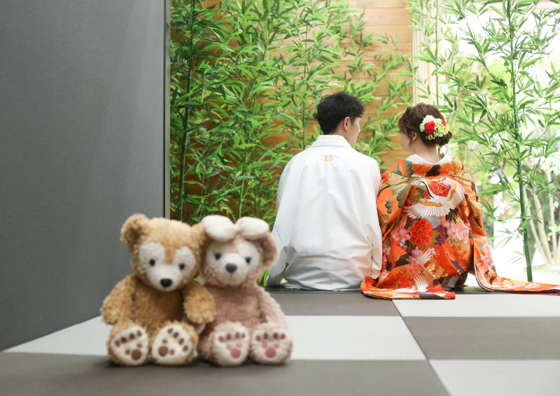 和室で座って…