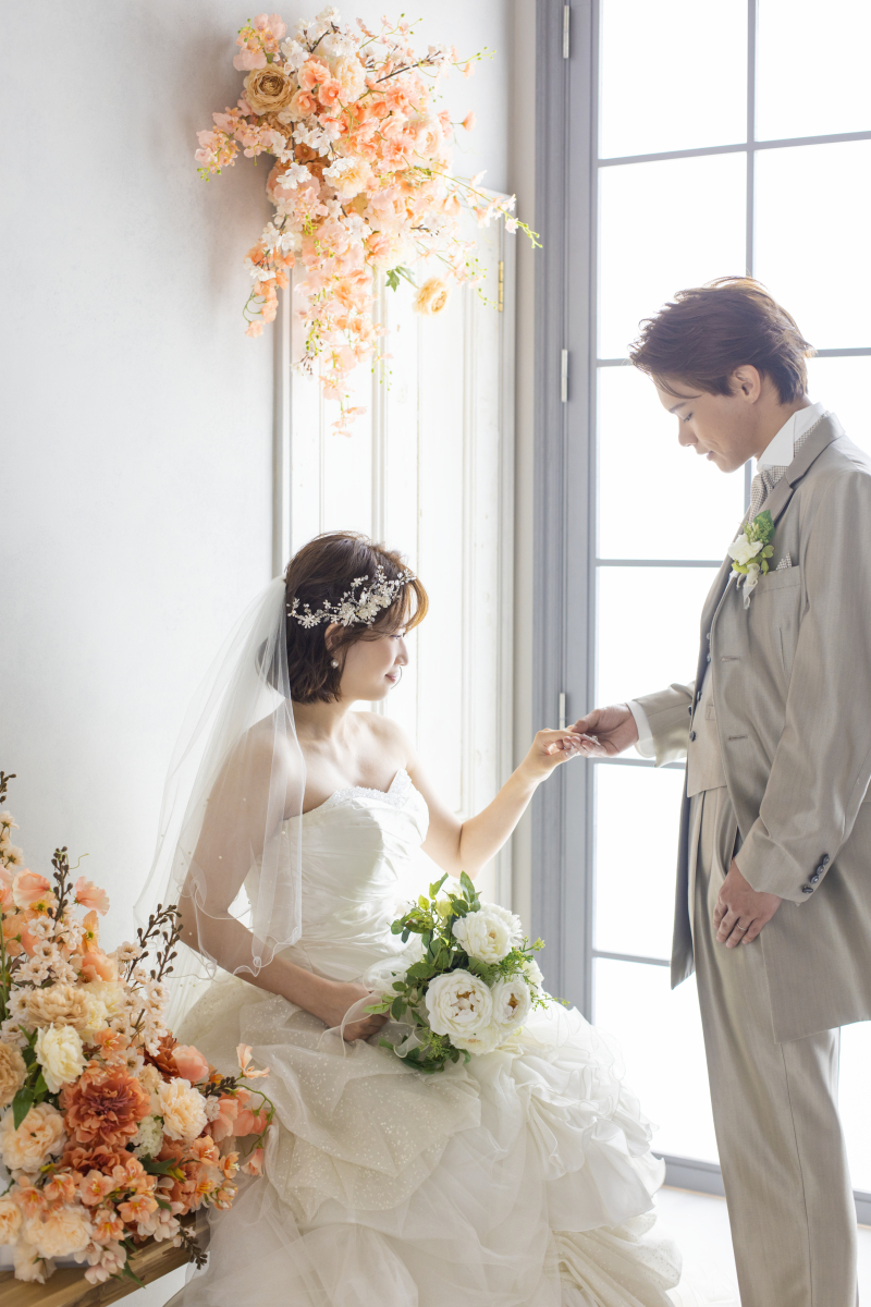 手を繋いでエスコート