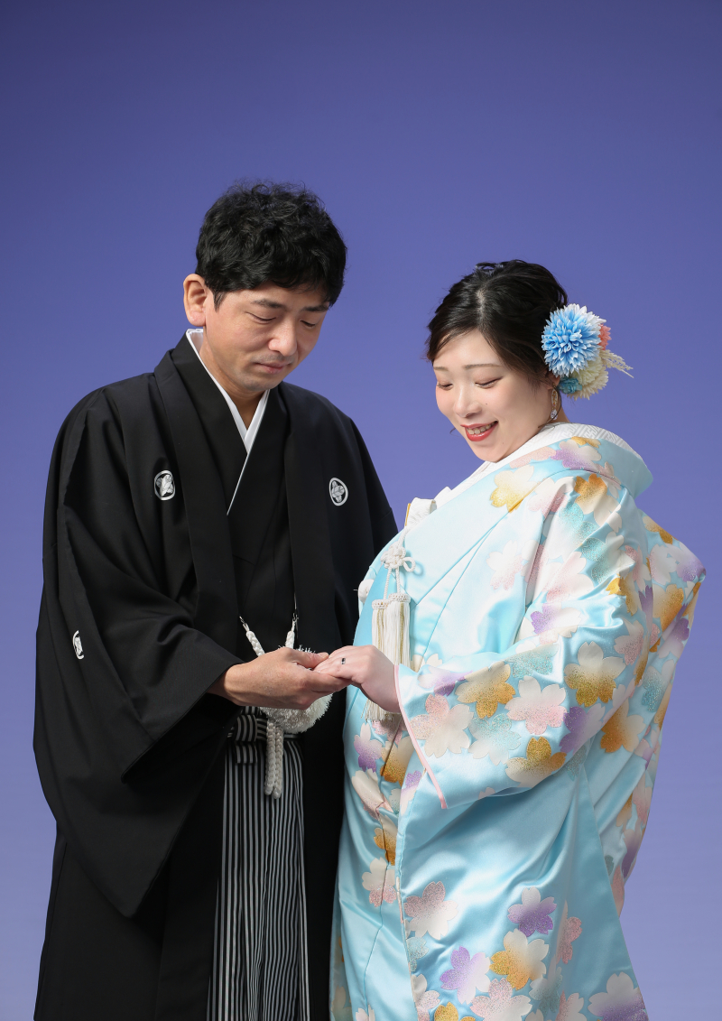 手を取り合って…