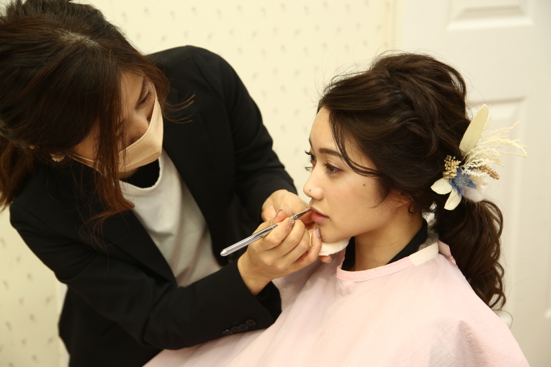専属の美容師による安心のヘアメイク付き。