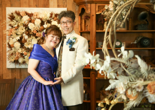 アンティーク調のスタジオでの一枚です！お二人の笑顔がとても素敵でした！