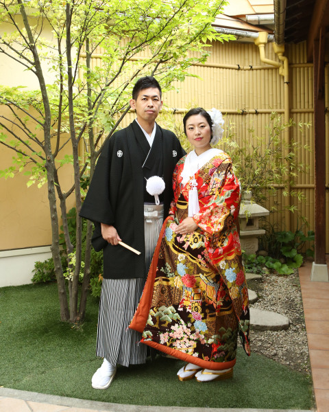 和庭の前でお二人並んで♪