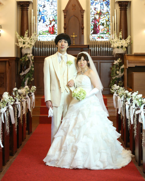 ステンドグラスから降り注ぐ光がお二人を包みます♪