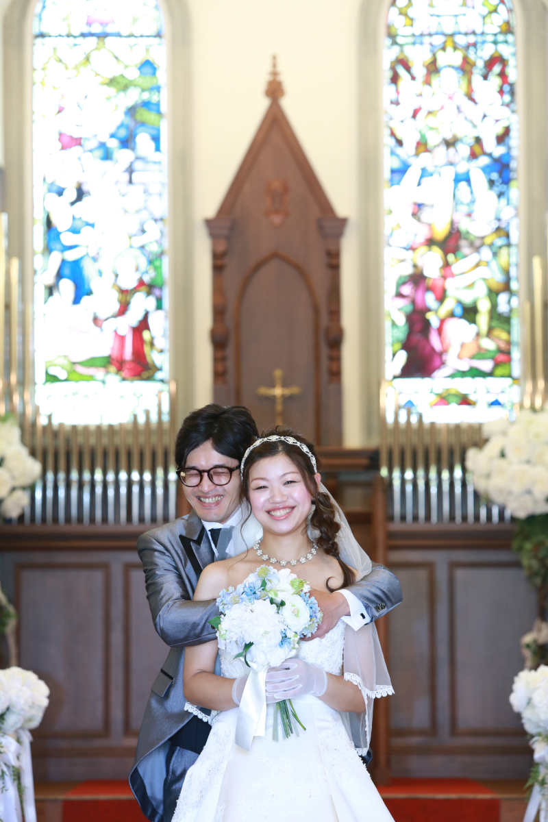 歴史あるアンティークなステンドグラスの前で