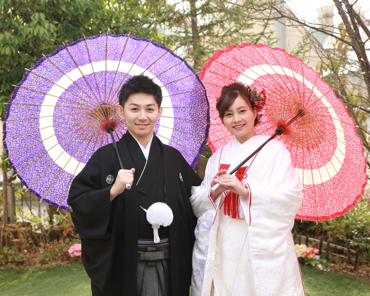 白無垢に赤のさし色がアクセント