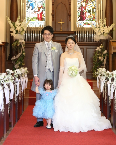 お子さんと一緒にチャペルウェディングフォト♪