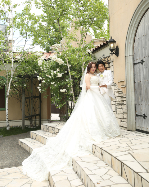 バラを背景に寄り添うお二人♪