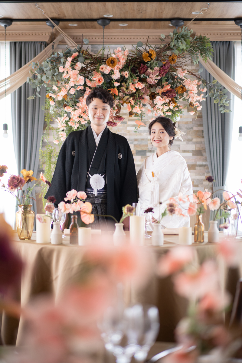 パーティ会場の花々と一緒に撮影を行いました