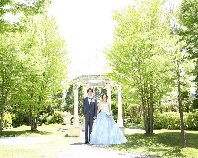 新緑と青空の下で