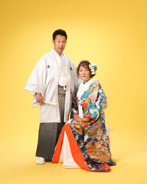 座りの正装ポーズ