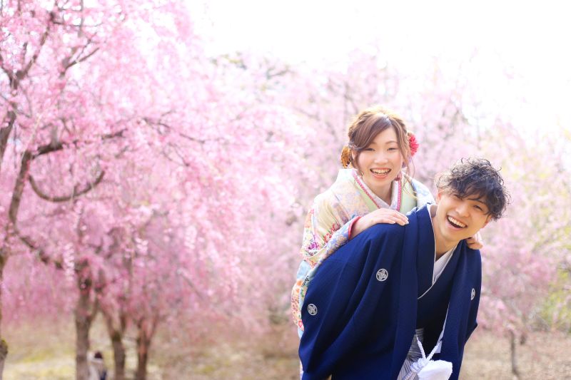 満開の桜を背景に