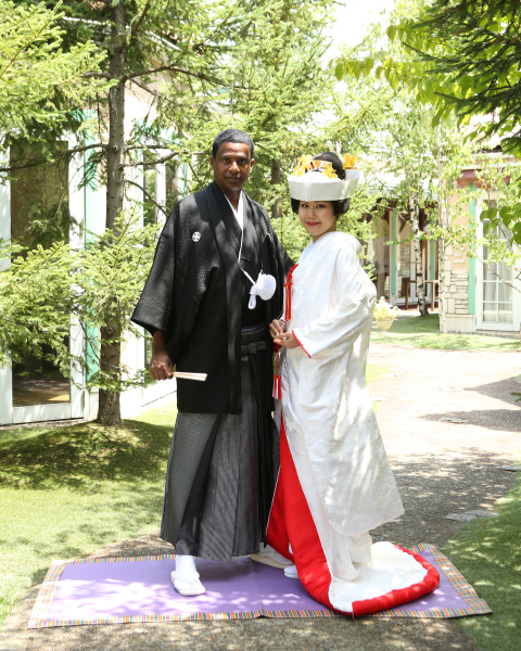 白無垢で伝統的なポーズを♪